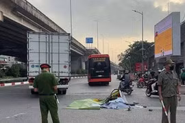 Ô tô tải va chạm xe đạp khiến nữ sinh lớp 9 ở Hà Nội tử vong 