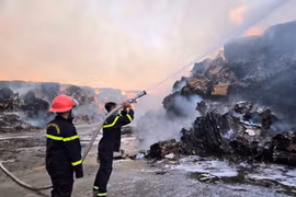 Dập tắt đám cháy lớn tại Cụm Công nghiệp Văn Phong