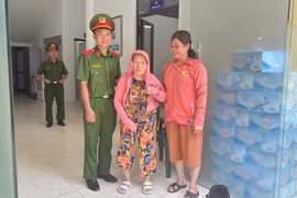 Giúp đỡ cụ bà ngoài 80 tuổi ở Hà Nội đi lạc trở về với gia đình