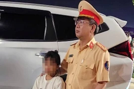 Bé gái bị đi lạc.