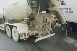 Xử phạt tài xế để xe bồn làm đổ bê tông tươi xuống đường ở Hà Nội