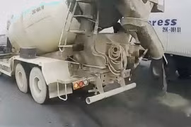 Xử phạt tài xế để xe bồn làm đổ bê tông tươi xuống đường ở Hà Nội