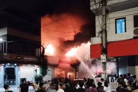 Cháy lớn tại cửa hàng phụ tùng xe máy điện ở Bắc Giang