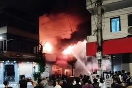 Cháy lớn tại cửa hàng phụ tùng xe máy điện ở Bắc Giang