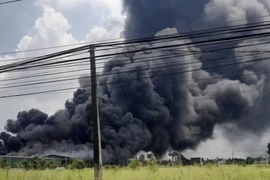 Cháy xưởng sản xuất gần khu dân cư, cột khói bốc cao hàng trăm mét