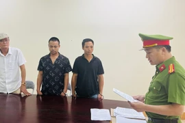 Bắt tạm giam cán bộ hải quan vì khai thác rừng trái phép