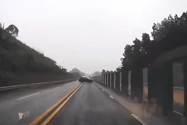 Quay đầu xe trên cao tốc Nội Bài - Lào Cai, nam tài xế bị xử phạt nặng