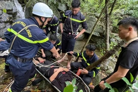 Kịp thời cứu hộ nam thanh niên leo núi Hàm Lợn bị ngã