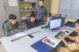 Nhóm đối tượng cầm kiếm, gậy ba khúc đi tìm đánh đối thủ ở Sơn La