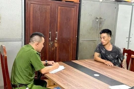 Tạm giữ hình sự đối tượng dùng dao khống chế cô gái ở Phú Thọ