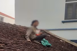 Kịp thời giải cứu một phụ nữ trên nóc nhà dân tại Hà Nội