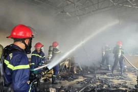 Phong tỏa hiện trường, dập tắt đám cháy tại quán ăn ở Sơn La