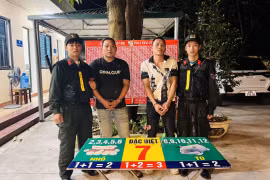 Bắt 2 đối tượng đánh bạc dưới hình thức trò chơi phi tiêu tại hội chợ