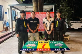 Bắt 2 đối tượng đánh bạc dưới hình thức trò chơi phi tiêu tại hội chợ