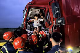 Giải cứu tài xế mắc kẹt trong cabin sau vụ tai nạn