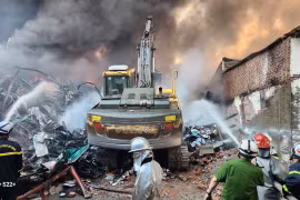 Cháy lớn nhà xưởng ở Hà Nội, 1 chiến sĩ cảnh sát bị thương