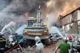 Cháy lớn nhà xưởng ở Hà Nội, 1 chiến sĩ cảnh sát bị thương