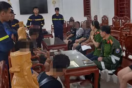 Giải cứu 11 học sinh mắc kẹt khi đi tắm suối ở Hòa Bình