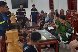 Giải cứu 11 học sinh mắc kẹt khi đi tắm suối ở Hòa Bình