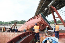 Tàu bị đắm trên sông Lô khiến 2 người tử vong đang được trục vớt 