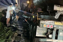 Va chạm xe đầu kéo, ô tô con biến dạng ở Hà Nội 