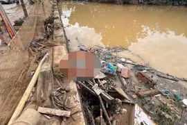 Bàng hoàng phát hiện thi thể người đàn ông dưới hồ nước sau lũ 