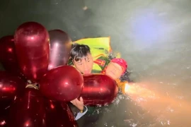 Cứu sống hai ngư dân mắc kẹt giữa dòng nước xiết trong đêm ở Quảng Ninh 