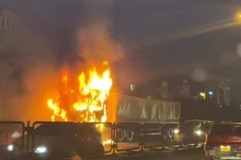 Xe tải bốc cháy ngùn ngụt ở đường Vành đai 3 trên cao ở Hà Nội 