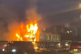 Xe tải bốc cháy ngùn ngụt ở đường Vành đai 3 trên cao ở Hà Nội 