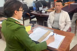 Tạm giữ hình sự tài xế vụ lật xe ô tô ở Ngã tư Sở ở Hà Nội