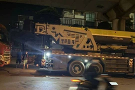 Xử phạt tài xế làm rơi nhà lắp ghép xuống đường ở Hà Nội
