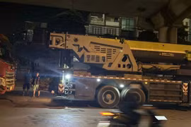 Xử phạt tài xế làm rơi nhà lắp ghép xuống đường ở Hà Nội