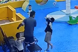 Danh tính người đàn ông tát sưng má, ù tai bé trai 8 tuổi ở Hà Nội