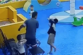 Danh tính người đàn ông tát sưng má, ù tai bé trai 8 tuổi ở Hà Nội