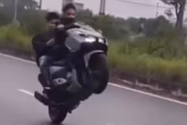 Nam thanh niên bốc đầu xe máy trên đường ở Hà Nội và cái kết