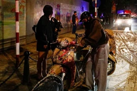 Bùn đất bất ngờ rơi trên phố Hà Nội, người và xe ngã hàng loạt 