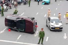 Vụ ô tô con lật nghiêng ở Ngã Tư Sở, nam tài xế dương tính với ma túy