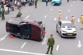 Vụ ô tô con lật nghiêng ở Ngã Tư Sở, nam tài xế dương tính với ma túy