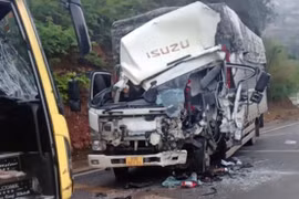 Xe tải biến dạng sau va chạm với xe khách ở Sơn La 