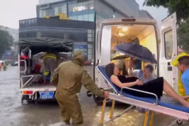 Kịp thời hỗ trợ sản phụ đi cấp cứu do sinh non trong ngày mưa bão