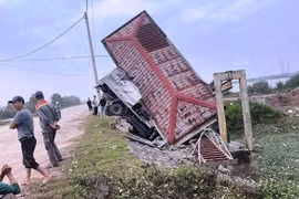 Học viên lái xe đâm xuống cống ở Ninh Bình, thầy hướng dẫn tử vong