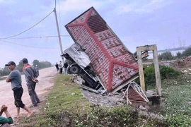 Học viên lái xe đâm xuống cống ở Ninh Bình, thầy hướng dẫn tử vong