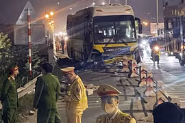 Ô tô khách mất lái tông vào xe máy khiến 2 người tử vong ở Hà Nội