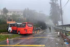 Xe khách mất phanh lao vào taluy dương ở Lào Cai, 3 người bị thương