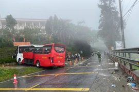 Xe khách mất phanh lao vào taluy dương ở Lào Cai, 3 người bị thương