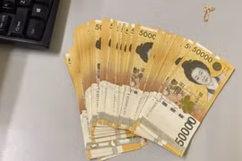 Nữ hành khách vui mừng nhận lại 5 triệu Won bị bỏ quên