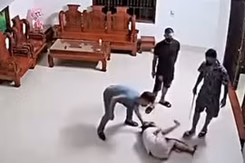 Người phụ nữ bị nhóm côn đồ xông vào nhà hành hung dã man ở Phú Thọ