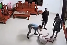 Người phụ nữ bị nhóm côn đồ xông vào nhà hành hung dã man ở Phú Thọ