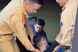 Cứu nam thanh niên đuối nước trên sông Đuống