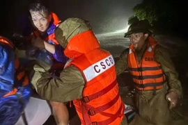 Cứu 3 người trong một gia đình bị nước lũ cô lập trong đêm ở Thanh Hóa 